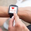 Hand mit Wearable und Gesundheits-App 