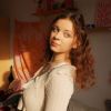 Layla lernt auch mithilfe von Fernseh-Shows. 