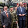 Friedrich Merz (r.) und Boris Pistorius mit Soldatinnen und Soldaten in Vilnius