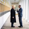Trump und Merz stehen in einem Gang bei einem Treffen in Washington 
