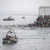 Menschen schwimmen über das Meer zu einem Felsen