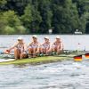 Vier Männer rudern in einem Boot