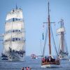Segelschiffe fahren durch den Seekanal in Rostock-Warnemünde