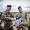Soldaten haben eine Flugdrohne in der Hand