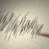 Ein Seismograf zeichnet Kurven auf.