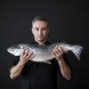 Koch Simon Kolar mit Lachs – ehrliche Küche ohne Schnörkel 