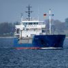 Ein Schiff in Küstennähe