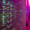 LEDs leuchten in einem Serverschrank in einem Rechenzentrum