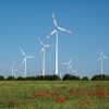 Moderne Windenergieanlagen in einer ländlichen Landschaft in Deutschland