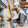 Bauarbeiter überprüft Fensterinstallation