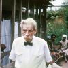 Albert Schweitzer 1965 vor dem von ihm gegründeten Krankenhaus in Lambaréné 
