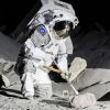 Ein Astronaut untersucht in der Kölner LUNA-Anlage „Mondboden“. 