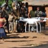 Start einer Drohne in einem Dorf in Malawi