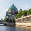 Spree umfließt die Museumsinsel.
