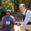 Kambodscha: Eike Hesselbarth (rechts) vom Auswärtigen Amt spricht mit einem Mitarbeiter der Nichtregierungsorganisation The HALO Trust. 