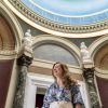Stefanie Meisgeier im Kuppelsaal der Alten Nationalgalerie 