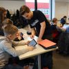 Ältere Schülerinnen und Schüler führen jüngere in das Lernsystem ein.