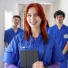 Medizinstudierende in blauen Chirurgenshirts