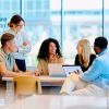 Junge Menschen in einem Büro