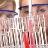 Forschen für die Zukunft: Zwei junge Forscherinnen im Labor