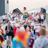 Fußballfans kommen mit der Bahn zum Spiel. 