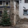 Ein Weihnachtsbaum an einem beschädigten Haus im Ahrtal