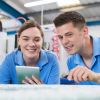 Auszubildende in einem Industriebetrieb 