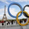 Die olympischen Ringe vor dem Eiffelturm in Paris 