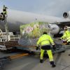 Hilfsgüter werden auf dem Flughafen Berlin verladen.