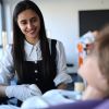 Fatma Bensalah wechselt den Verband an einer lebensechten Puppe. 