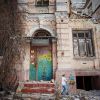 Wandbild an einem zerstörten Wohnhaus in Kiew 
