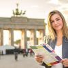 Touristin am Brandenburger Tor in Berlin