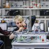 Angehender Industriemechaniker im Betrieb