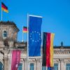 Vor dem Deutschen Bundestag weht die Europäische Fahne.
