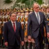 Chinas Ministerpräsident Li Qiang begrüßt Bundeskanzler Friedrich Merz in Peking mit militärischen Ehren.