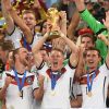 Die Männernationalmannschaft hält den WM-Pokal in die Höhe. 