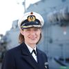 Fregattenkapitän Inka von Puttkamer steht vor dem Minenjagdboot „Dillingen“