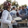 Die Johanniter versorgen Menschen in Syrien mit Mahlzeiten.