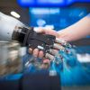 Digitalisierung der Arbeitswelt: Mensch und Roboter arbeiten Hand in Hand.