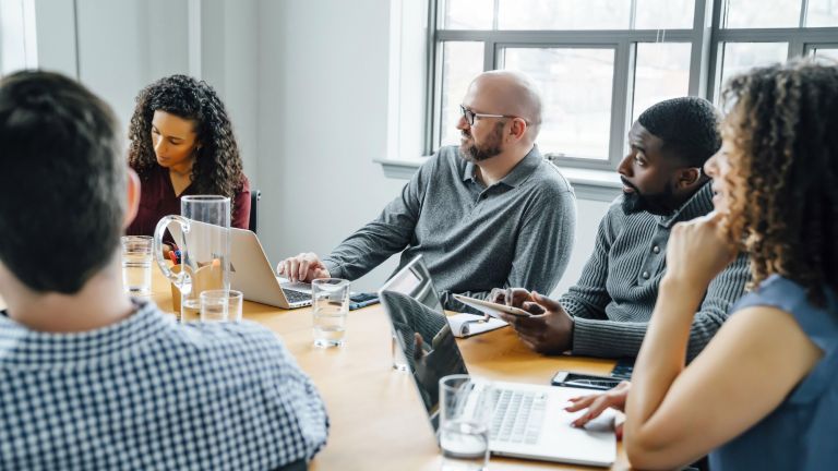 Menschen arbeiten in einem Büro zusammen