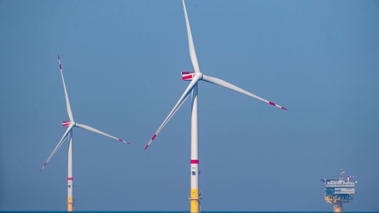 Windpark vor der Insel Rügen in der Ostsee