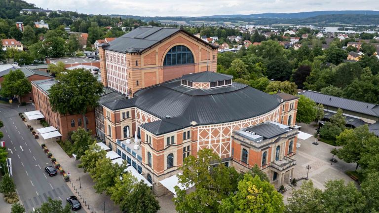 Blick auf das Bayreuther Festspielhaus