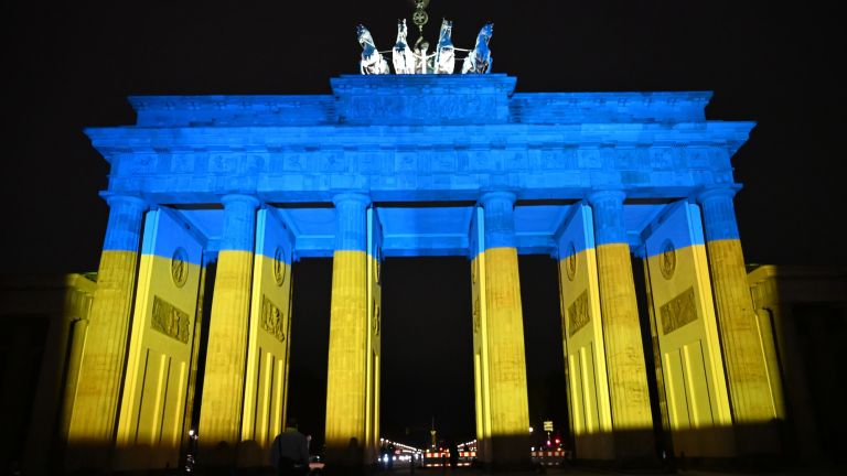 Das Brandenburger Tor wird zum vierten Jahrestag des Kriegsbeginns in den Farben der Flagge der Ukraine angestrahlt