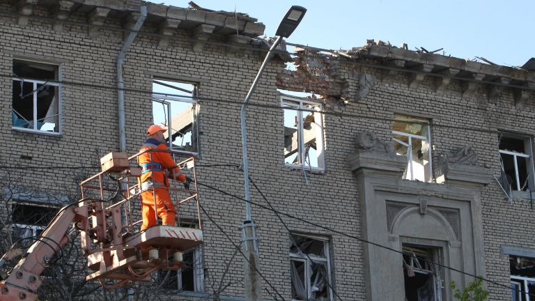 Reparaturarbeiten im ukrainischen Dnipro