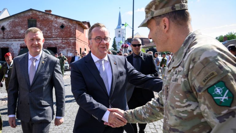 Verteidigungsminister Boris Pistorius bei der Übergabe an das 1. Deutsch-Niederländisches Korps in Estland.