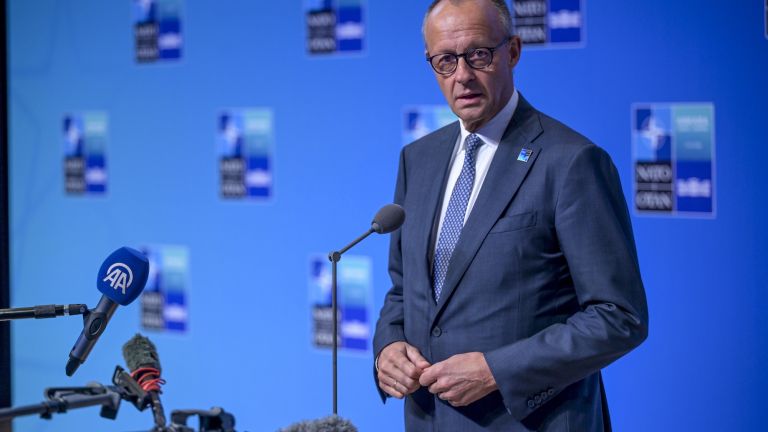 Der deutsche Bundeskanzler Friedrich Merz gibt am 8. Juli 2026 in Ankara, Türkei, am zweiten Tag des 36. NATO-Gipfels der Staats- und Regierungschefs vor der Hauptsitzung des Nordatlantikrats eine Erklärung gegenüber der Presse ab.