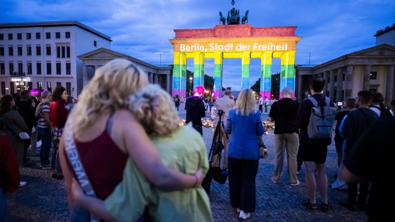Das Brandenburger Tor leuchtet nach dem Anschlag auf den Berliner CSD in Regenbogenfarben. 