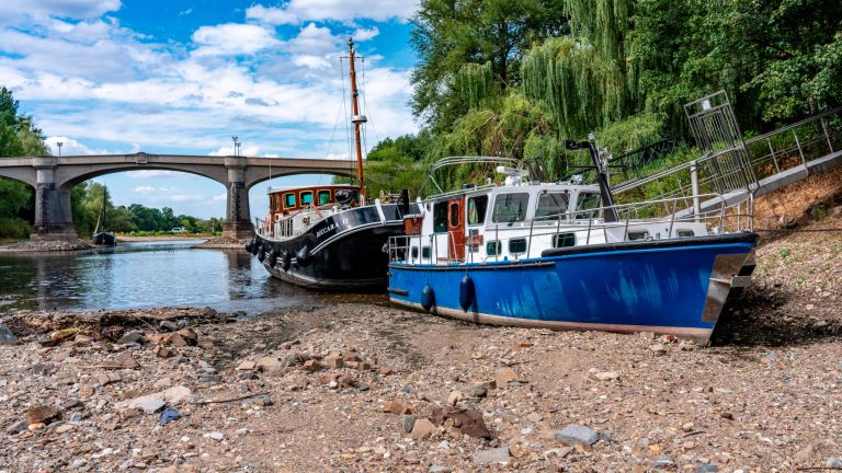 Boote auf trockenem Grund des Rheins