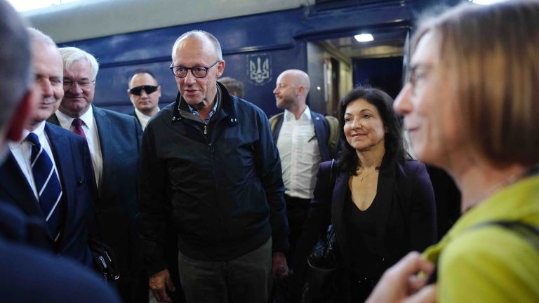 Bundeskanzler Friedrich Merz kommt am frühen Morgen auf dem Hauptbahnhof in Kiew an. 