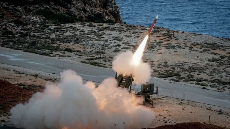 Eine Patriot-Flugabwehrrakete der Bundeswehr startet aus einem Launcher bei der Militärübung „Spartan Arrow 2026“ auf Kreta.